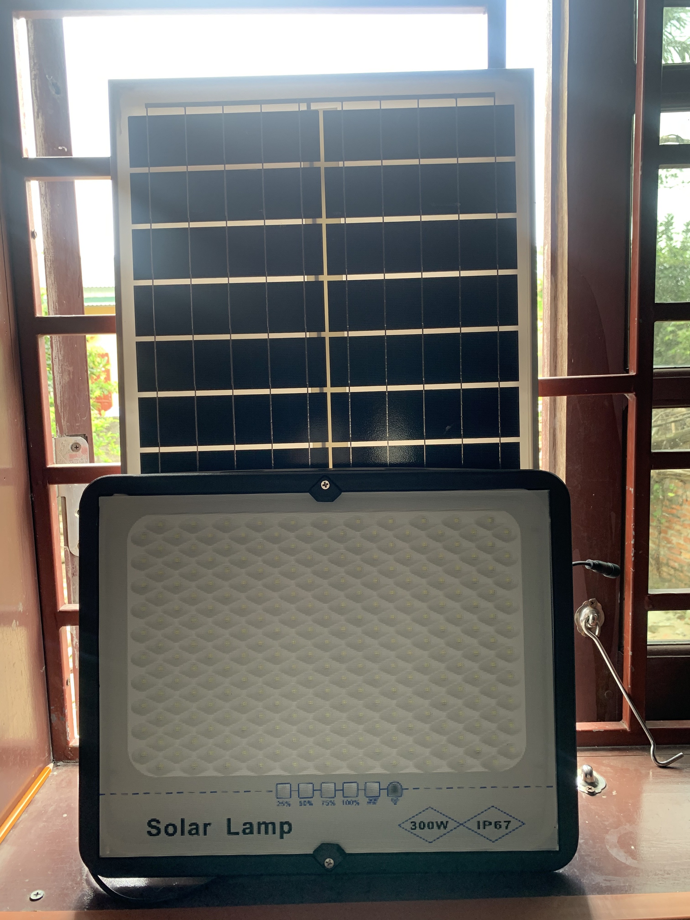 Đèn Led Pha Năng Lượng Mặt Trời 300W Solar Lamp- Tấm pin mặt trời Polycrystalline với hiệu suất sạc cao Tiêu chuẩn chống nước và chống bụi IP67