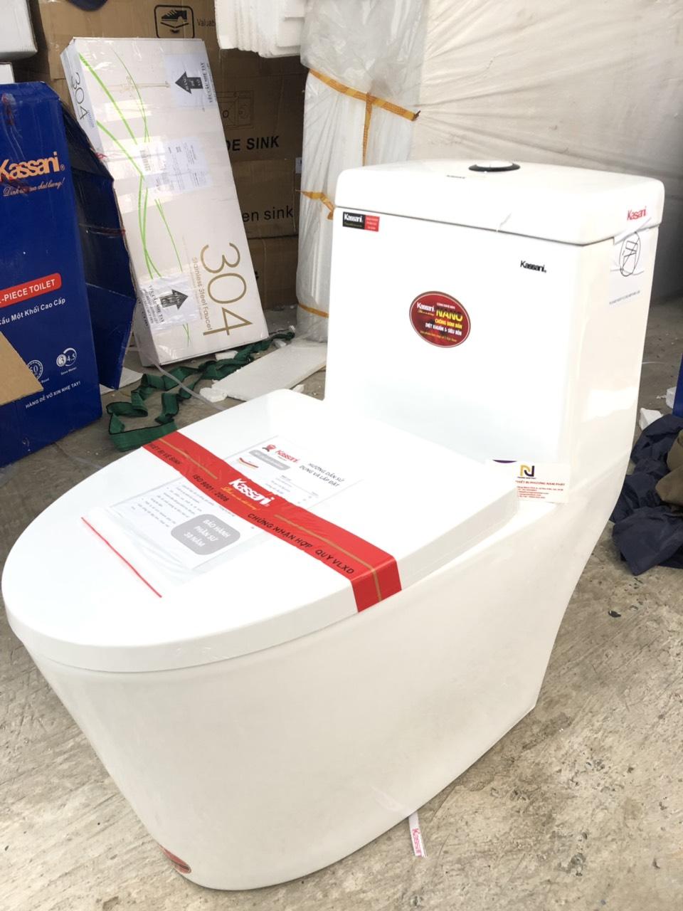 Bồn cầu liền khối kassani thái lan 2372 men nano không ố bẩn xả nước mạnh tặng t cầu và dây cấp chính hãng