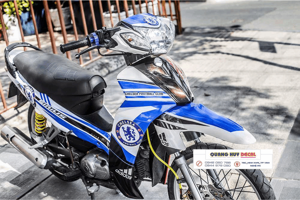 Tem trùm xe sirius trắng xanh cheasea độ đẹp - Tem xe máy sirius trắng xanh cheasea thiết kế theo yêu cầu - tem trùm xe sirius đẹp, rẻ chất