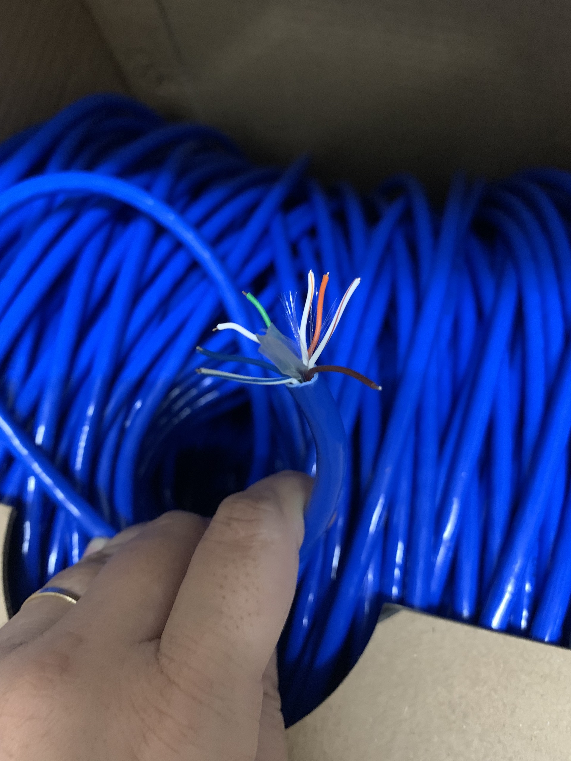 Dây cáp mạng cat6 amplx thùng 300m. chất lượng tốt dùng trong thi công camera và hệ thống mạng lan