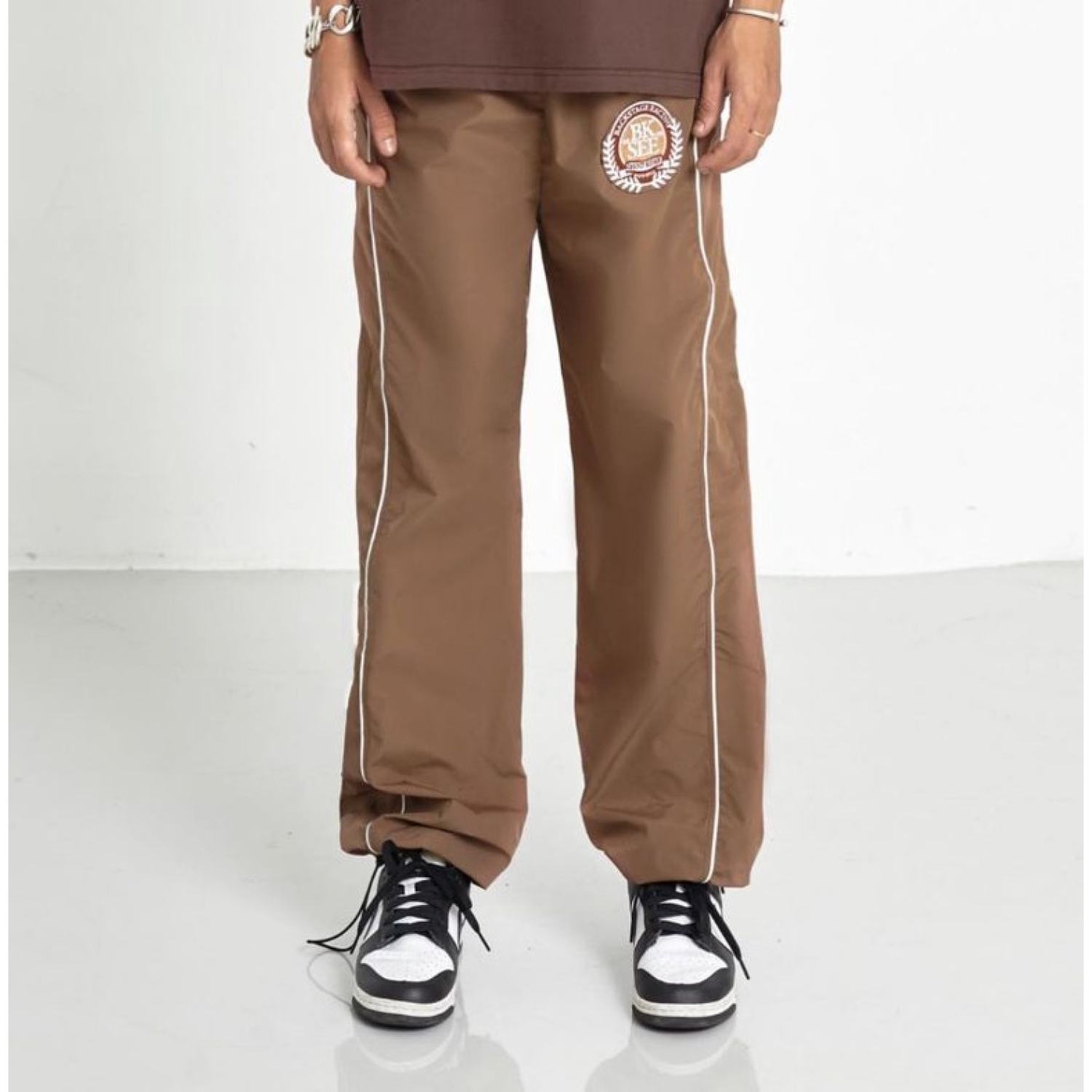 Quần jogger thêu nổi Backstage88 Racing Jogger Pants màu nâu
