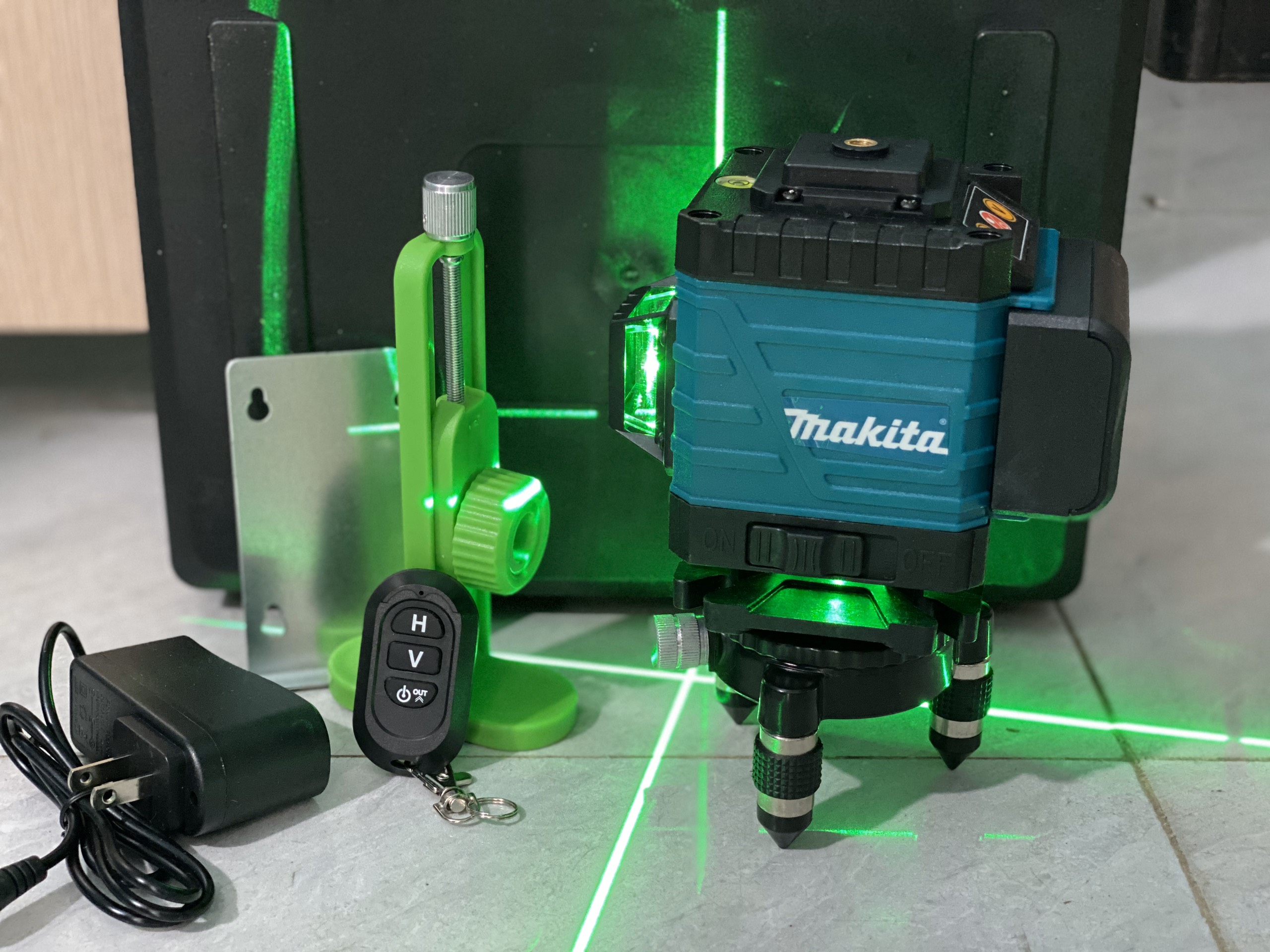 Máy cân bằng Laser 12 tia xanh MAKITA điều khiển từ xa