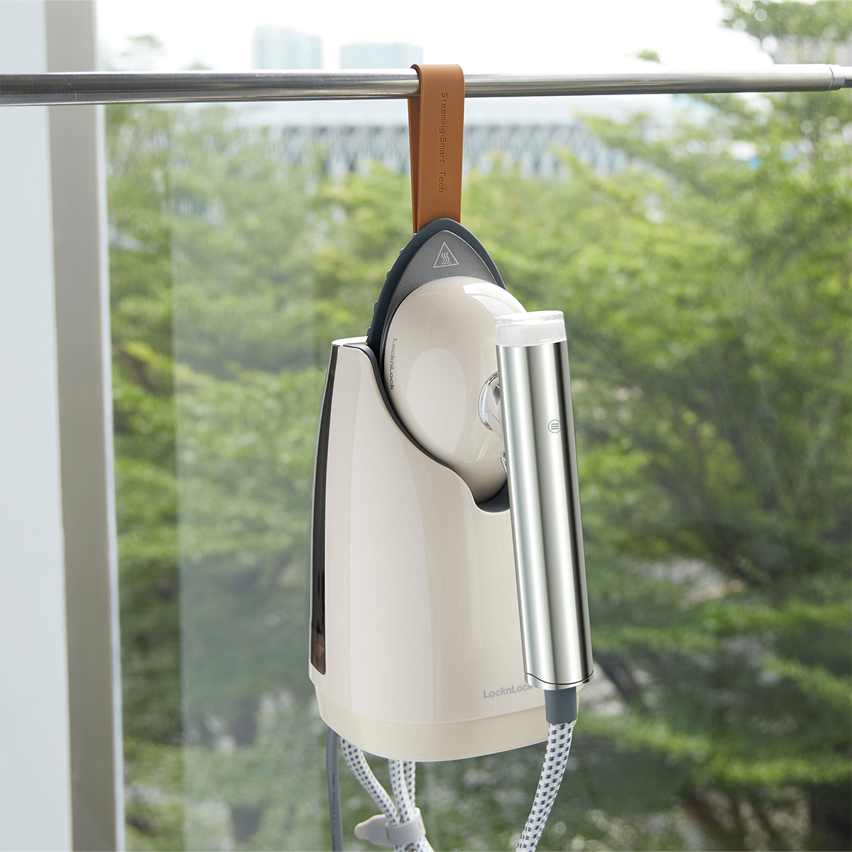 Bàn ủi hơi nước LocknLock Garment steamer ENI218IVY 220-240V, 50-60Hz, 1370-1630W, Dung tích 800ml - Màu ngà