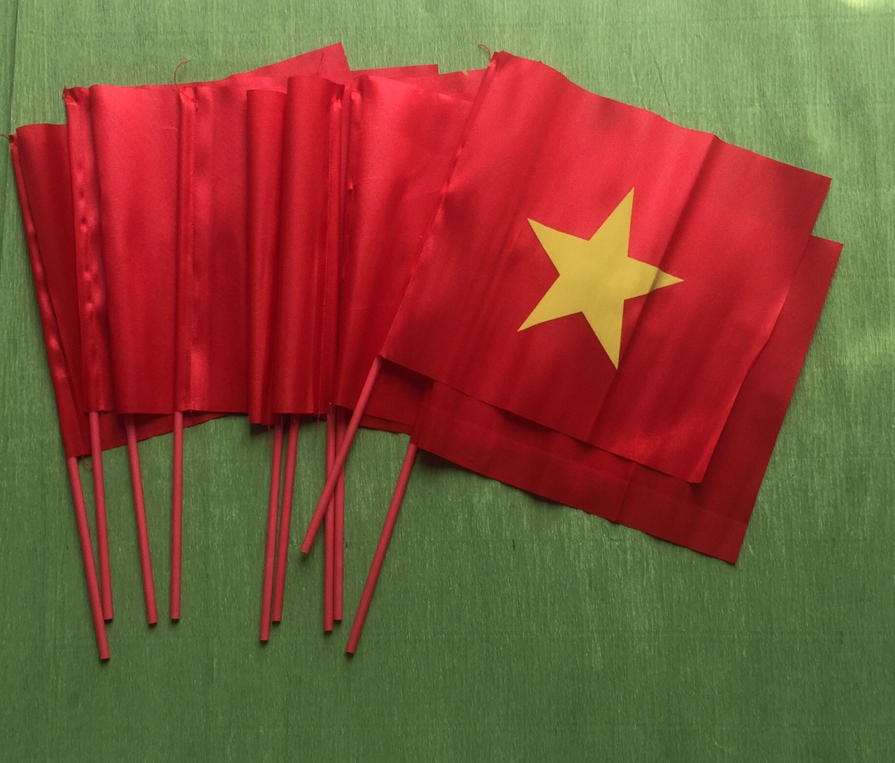 Bạn đang tìm kiếm một combo 5 lá cờ Việt Nam cầm tay vũ bóng đá để tạo ra hiệu ứng ấn tượng tại sân vận động và trên mạng xã hội? Nhanvan.vn mang đến cho bạn những sản phẩm combo cờ Việt Nam với chất lượng hàng đầu, đa dạng thiết kế và giá cả phải chăng. Hãy trang trí trang phục và sân vận động của bạn với các sản phẩm cờ Việt Nam của chúng tôi.