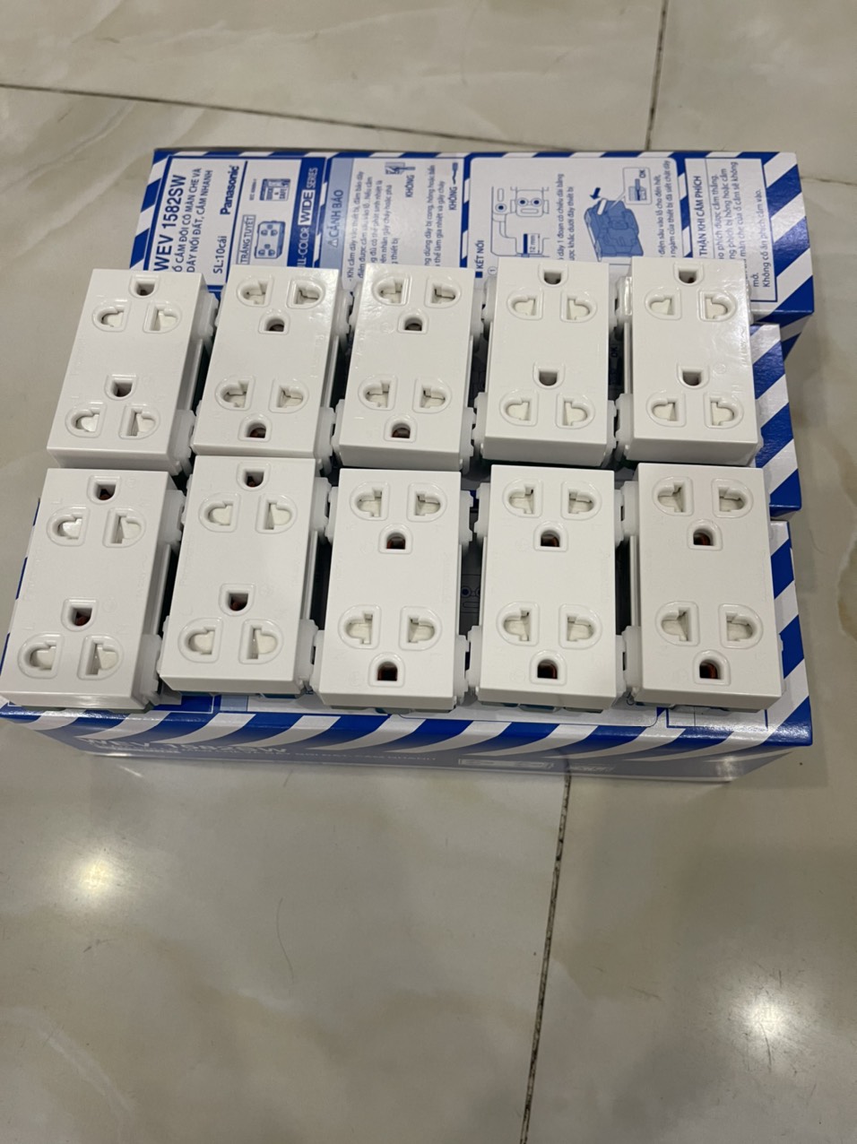 Ổ cắm đôi 3 chấu panasonic wev1582sw hàng wide