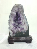 [Trả góp 0%] Hang đá thạch anh tím tự nhiên chân đế gỗ GD31