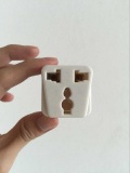 Phích cắm chuyển 3 chấu sang 2 chấu