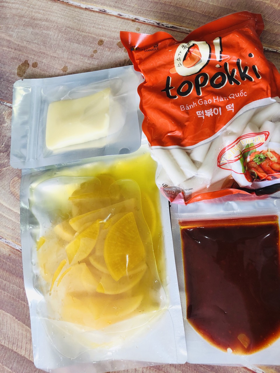 Set 4 món: 500g bánh gạo topokki kèm 100g sốt, 100g củ cải vàng và 100g phô mai Moza kéo sợi_minhnhatfood