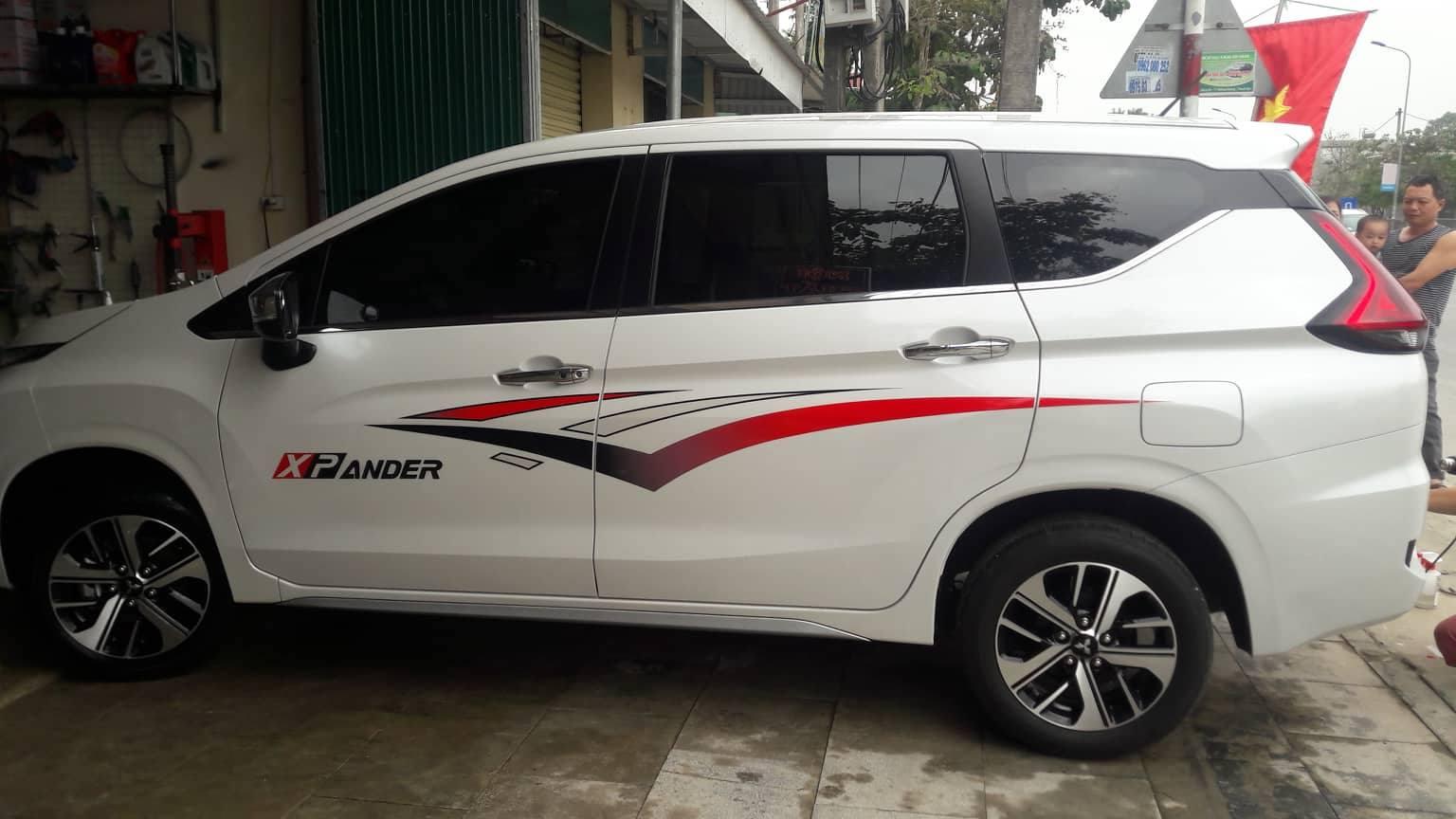 Tem Dán Xe Mitsubishi Xpander Đen Đỏ Mẫu Mới