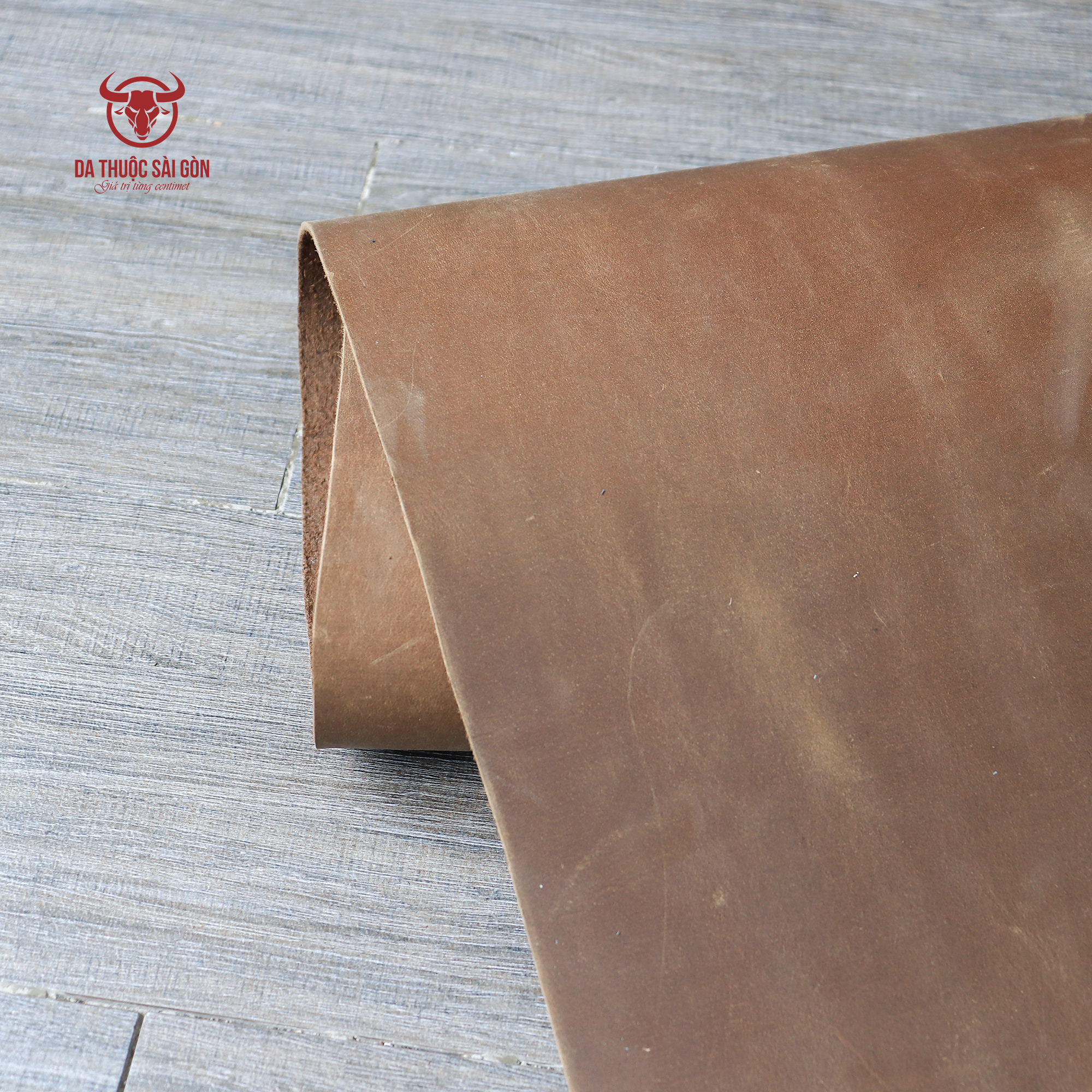 Da bò sáp ngựa điên cao cấp màu nâu hạt dẻ thương hiệu Da Thuộc Sài Gòn chất da đanh dẻo độ dày 1.6 mm - 1.8 mm phù hợp may túi xách ví da giày dép
