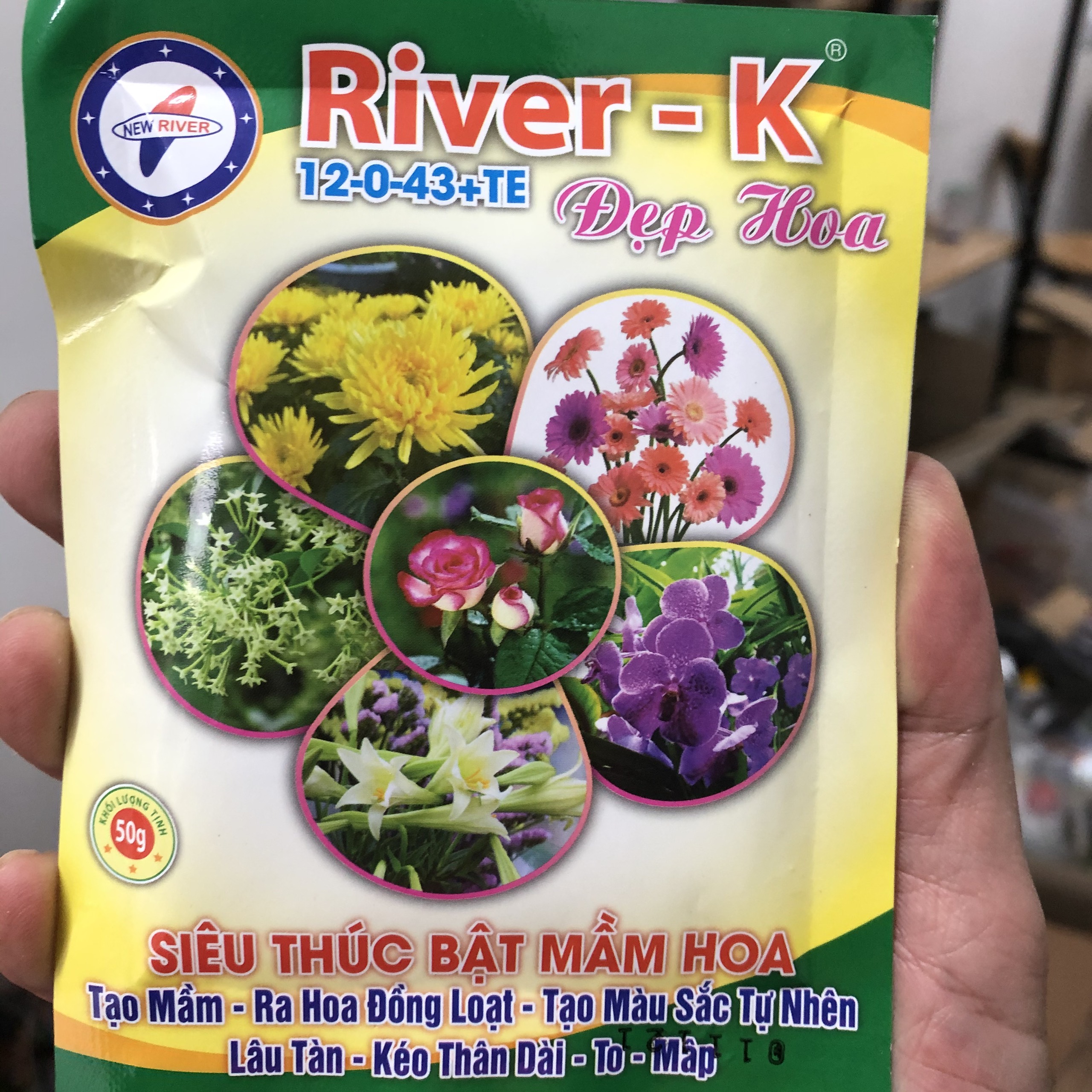 Phân bón siêu thúc bật mầm hoa river k 12-0-43 +te; kích bật mầm hoa; ra hoa đồng loạt; tạo màu sắc tự nhiên; dưỡng hoa lâu tàn