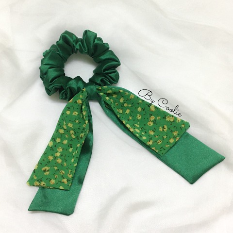 Dây cột tóc pelta scrunchies nơ dài xanh lá hoa nhí