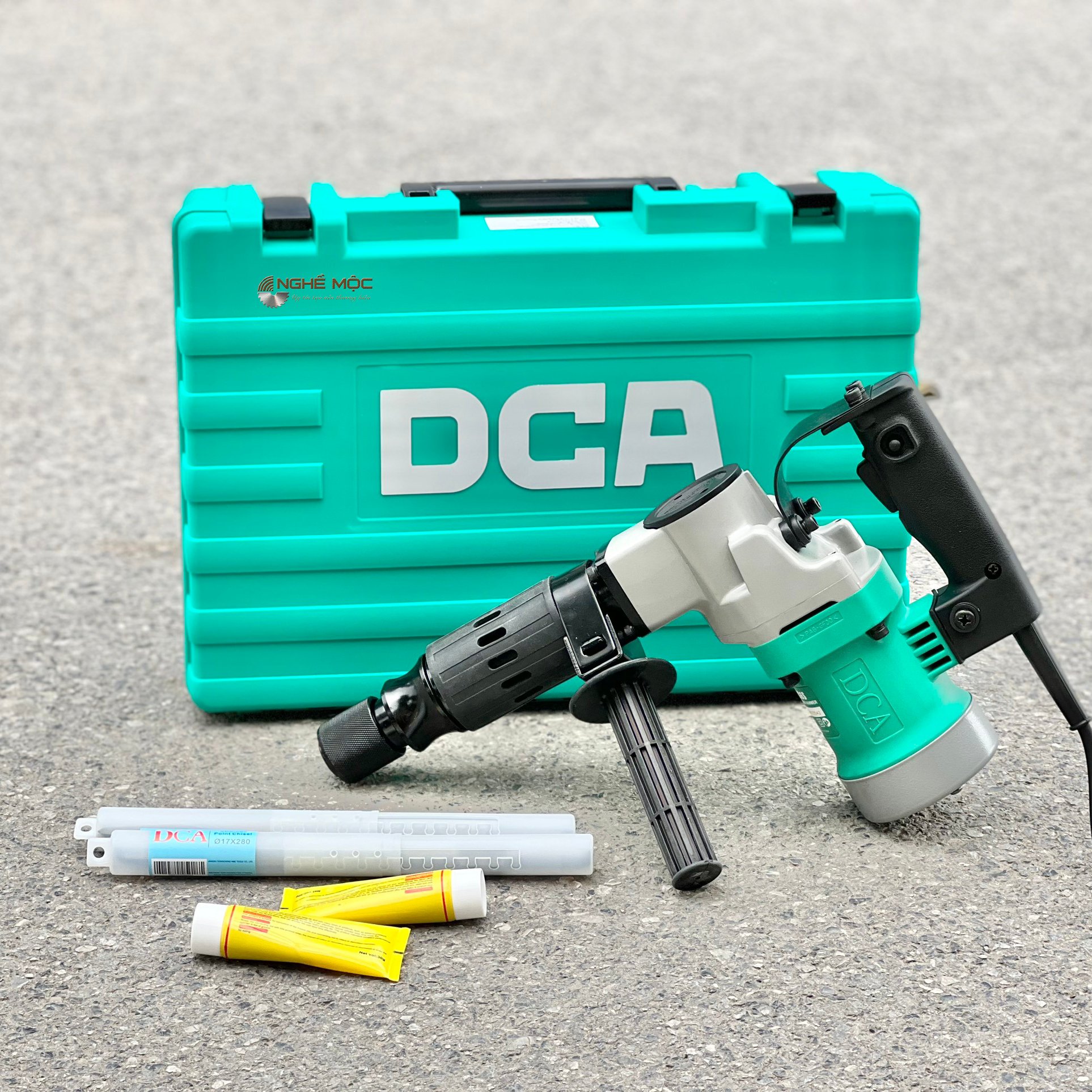 Máy chuyên đục bê tông dca azg6s đục mũi 17mm công suất 900w tặng kèm 2 mũi đục chính hãng dca