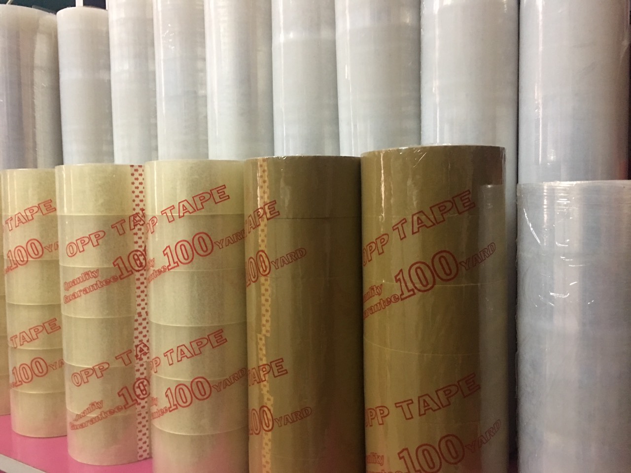 Băng keo 900g giá 37.000đ/Băng keo trong, đục và màn quấn pe