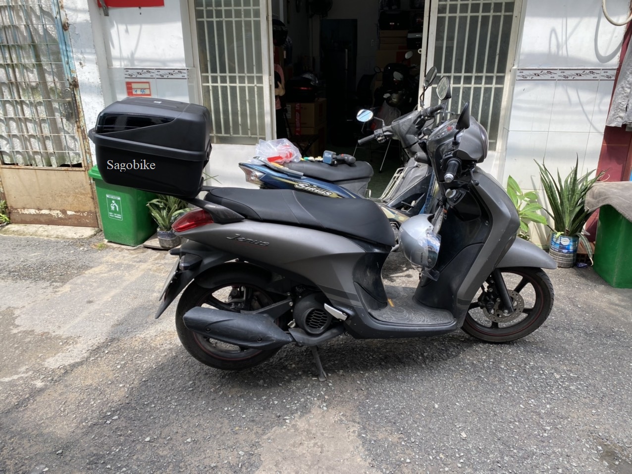 Thùng xe Janus mẫu thùng B32NB kèm đế và bát gắn hàng Givi chính hãng bảo hành 2 năm