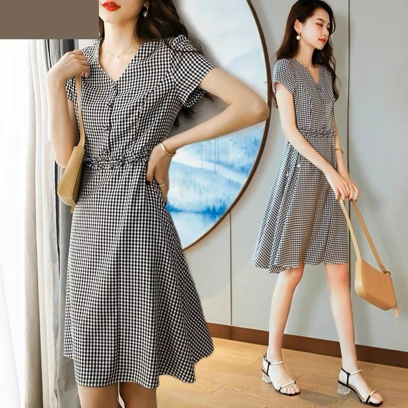 Đầm xòe kẻ sọc thiết kế cổ chữ v nút bọc phong cách dễ thương