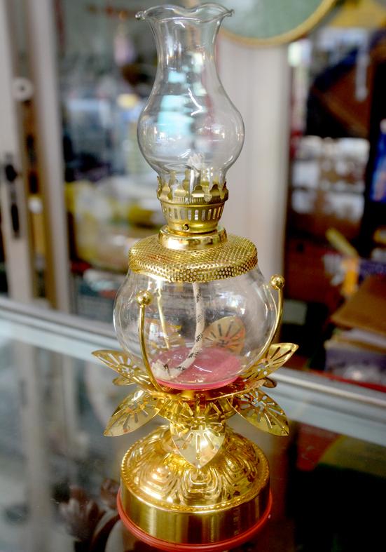 Đèn dầu cát tường hoa sen cánh vàng cao 27cm