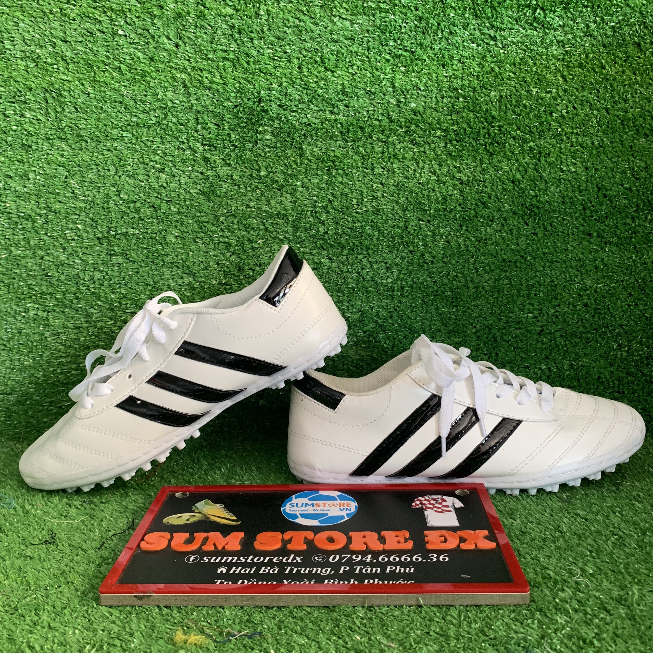 Giày Bóng Đá Nữ Nam Thể Thao Wika 3 Sọc Trắng Sọc Đen- Giày Bóng Đá TF Cao Cấp