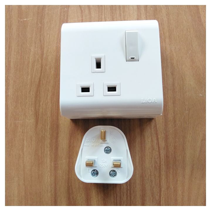 Ổ cắm vuông 3 chấu - Phích cắm PUKR LiOA Kiểu Anh