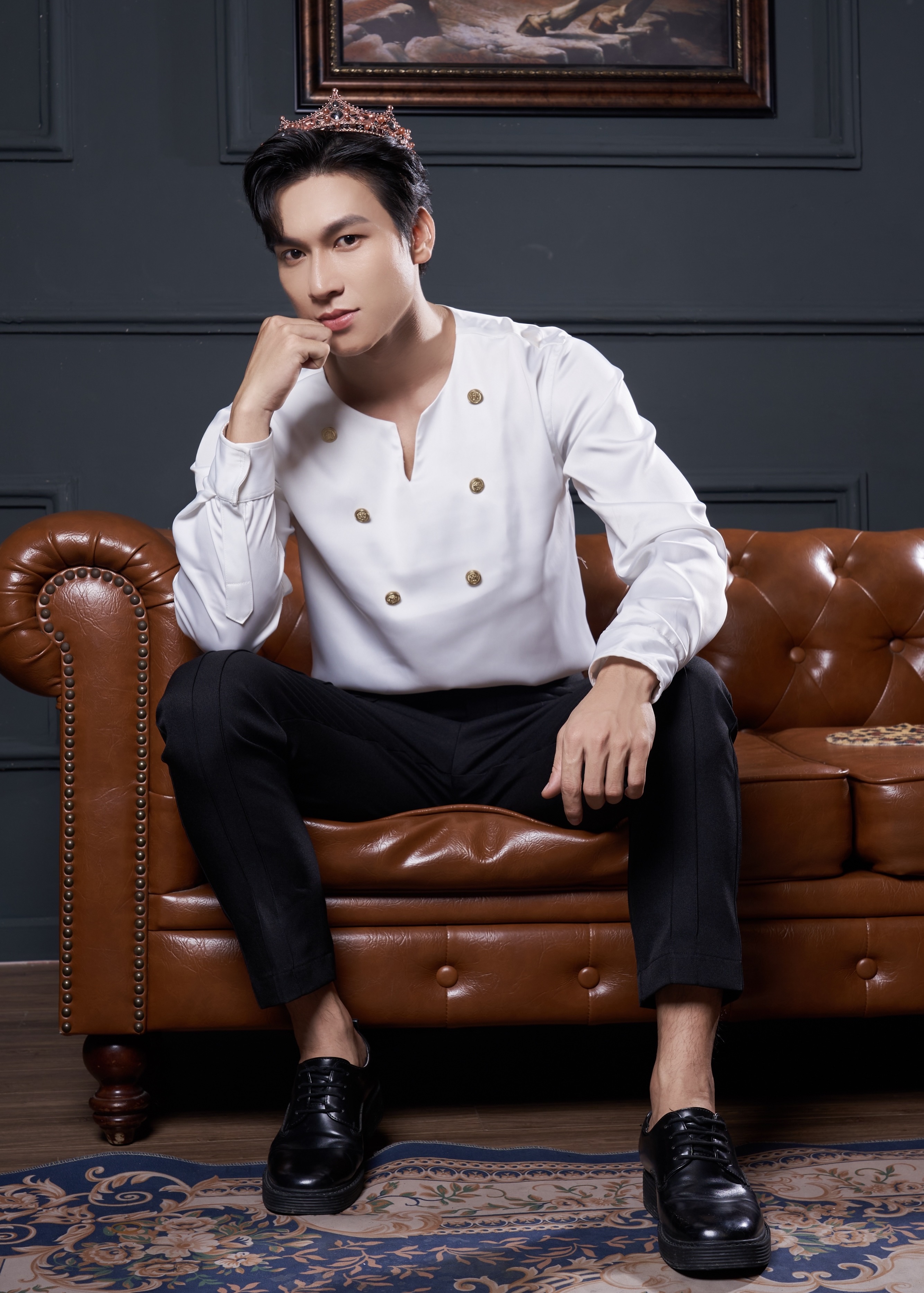 Áo sơ mi trắng cổ chữ v phối nút gold thương hiệu mr twins