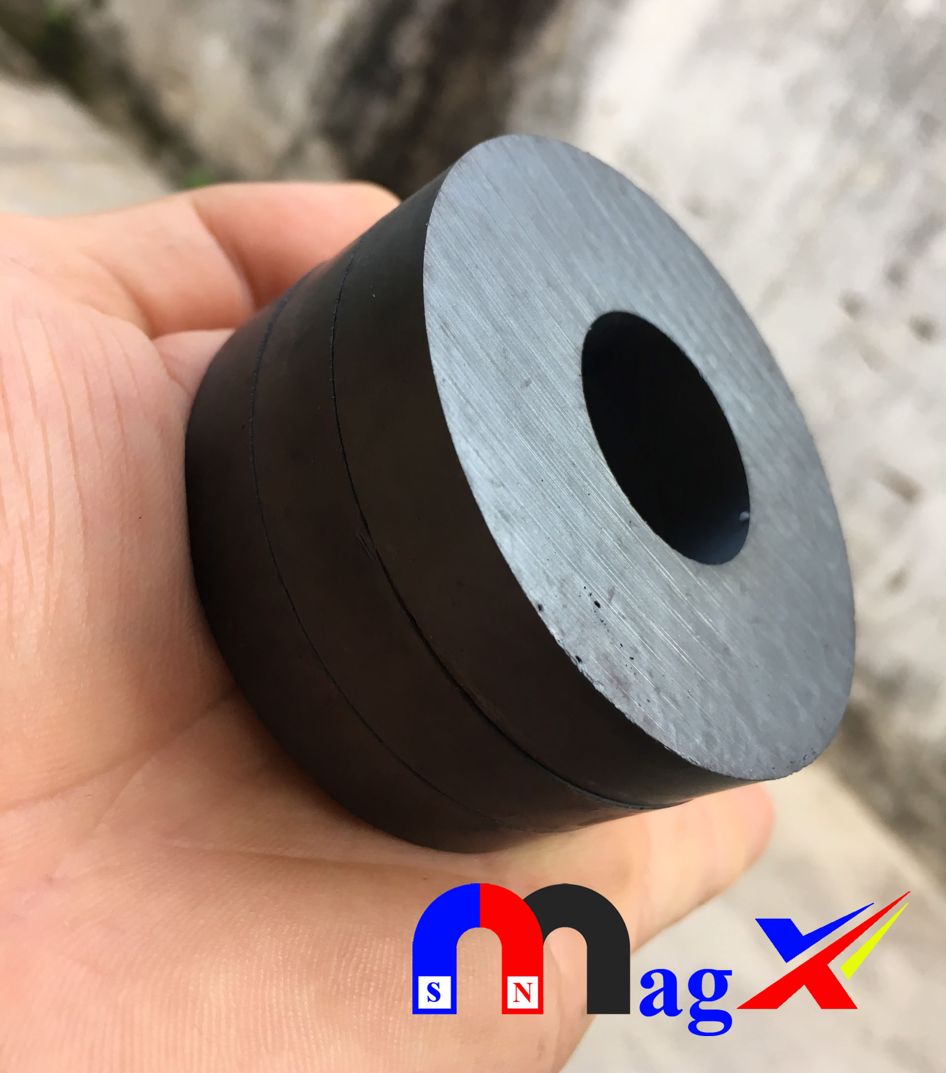 Nam Châm Ferrite Ø 60x10 Lỗ 24 - Nam Châm Đen Y30