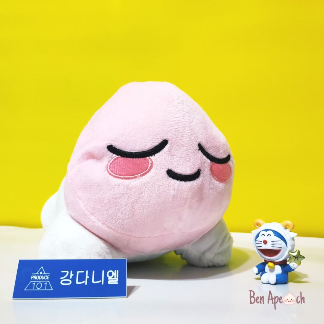 Gấu bông bé đào Kakao Friends Apeach đào nằm gối tay size trung dễ thương