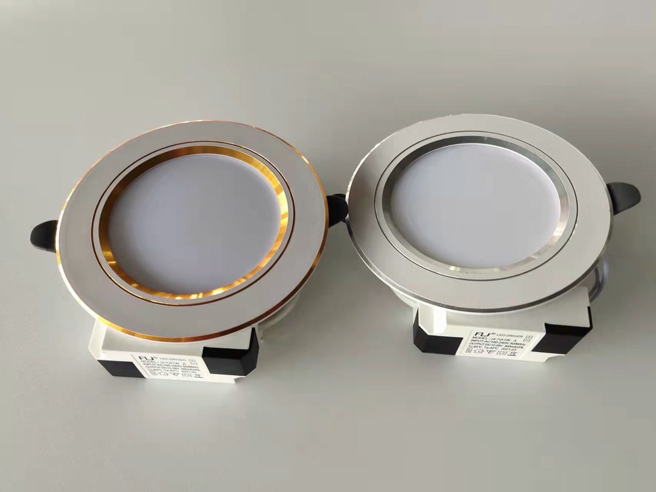 Đèn âm trần 3 mau 7w phi 90 viền vàng, viền bạc