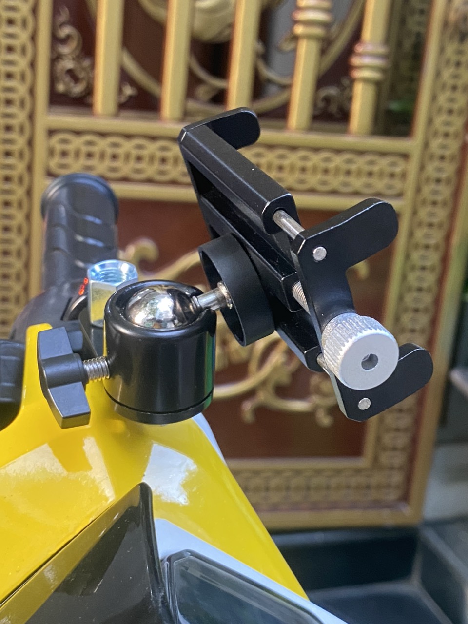 Kẹp điện thoại xe máy nhôm ren vặn chống cướp