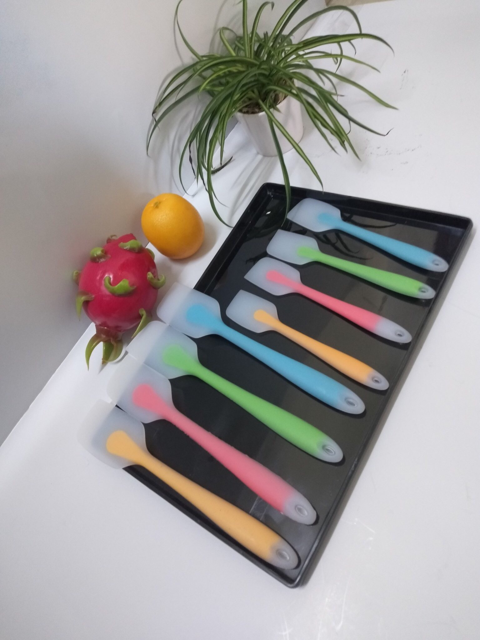 Dụng cụ làm bánh: Spatula phới trộn bột, phới dẹp đúc nguyên khôi silicon, muôi lật thức ăn