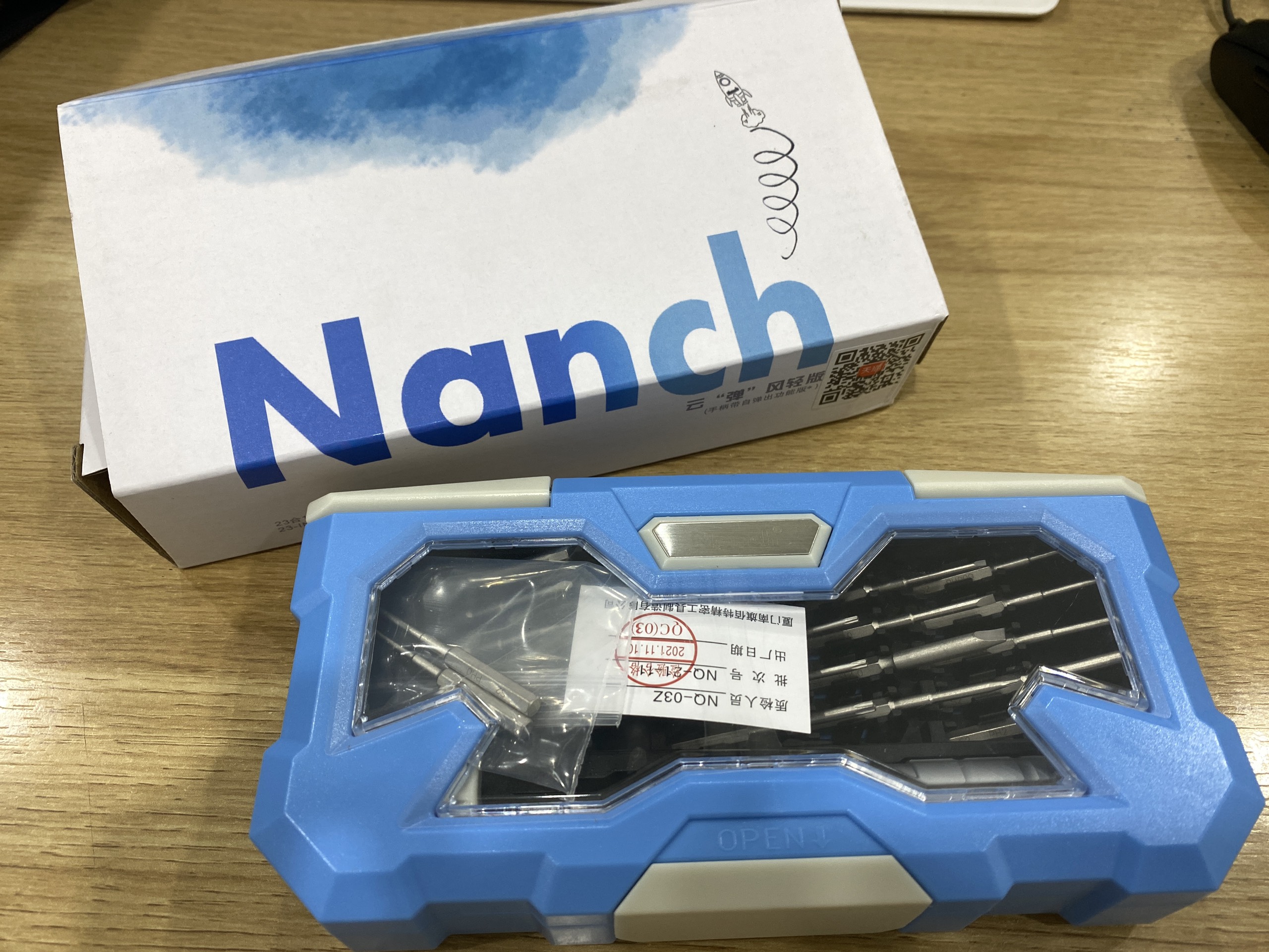 Bộ tô vít Nanch S23 (đầu: +PH/ -SL/Mac *T2 T3 T4 T5/ T6 T8 T10/ 0.6 2.5/ 1.5 2.0 2.5 3.0/ 0.8 1.2) hộp trắng xanh