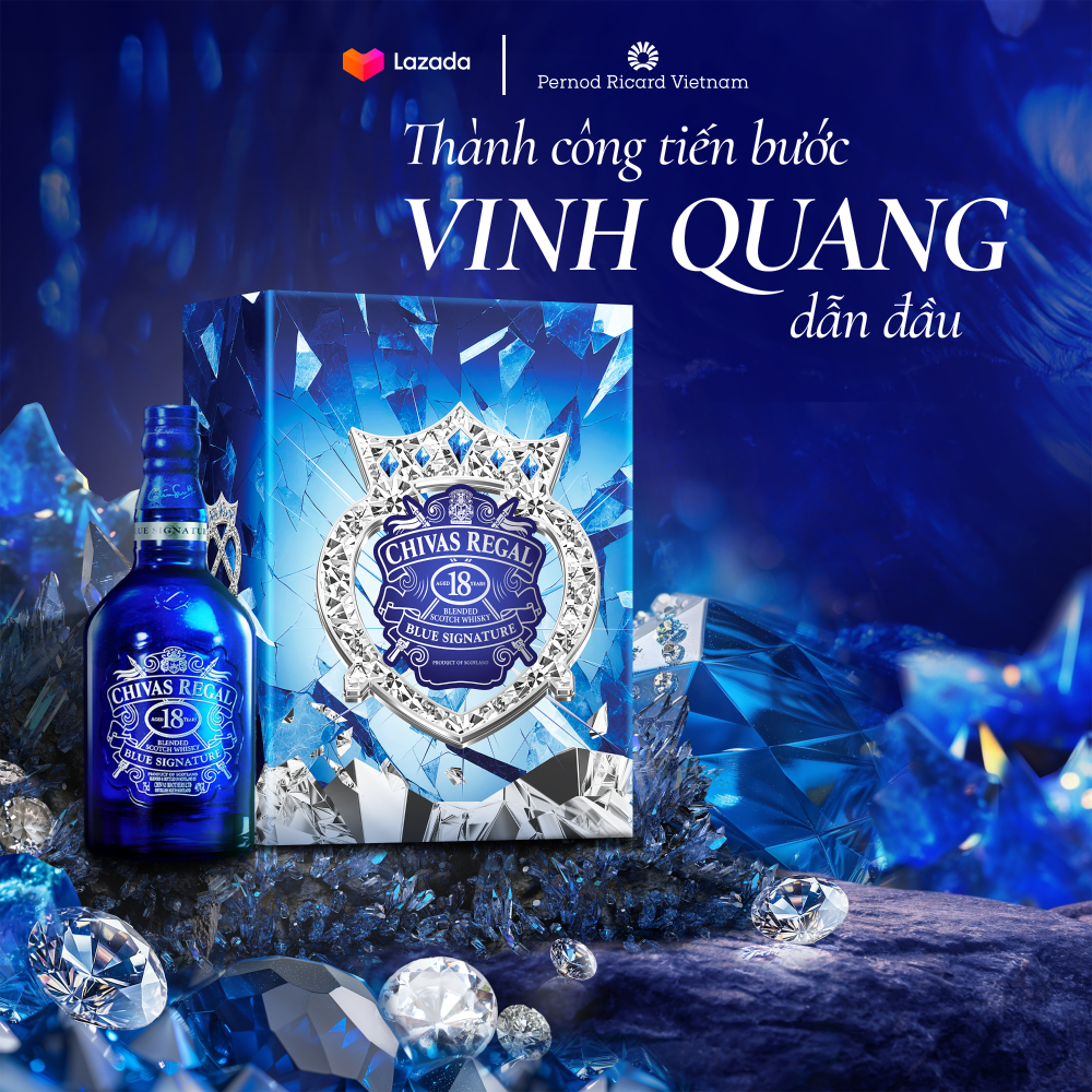 Hộp Rượu Quà Tết 2025 Rượu Whisky Chivas Regal 18YO Blue Signature nồng độ alc 40% 700ml kèm Hộp và Túi Giấy