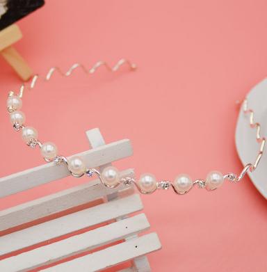 Bờm sóng tiểu thư đính hạt điệu đà