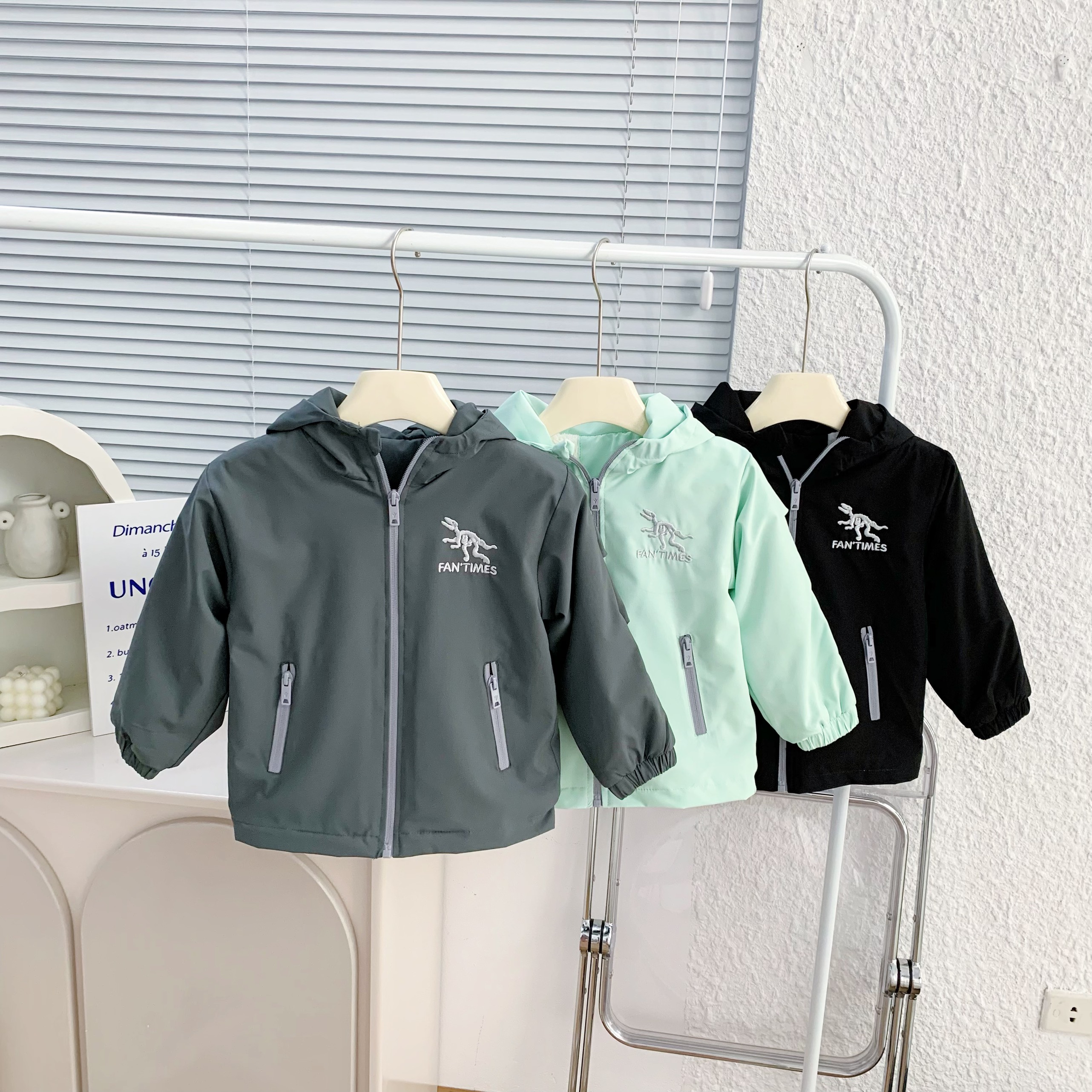 Áo Khoác Cho Bé, Áo Khoác Gió lót Lông Thêu Hình Khủng Long Cực Ấm Cho Bé SUMO CITY