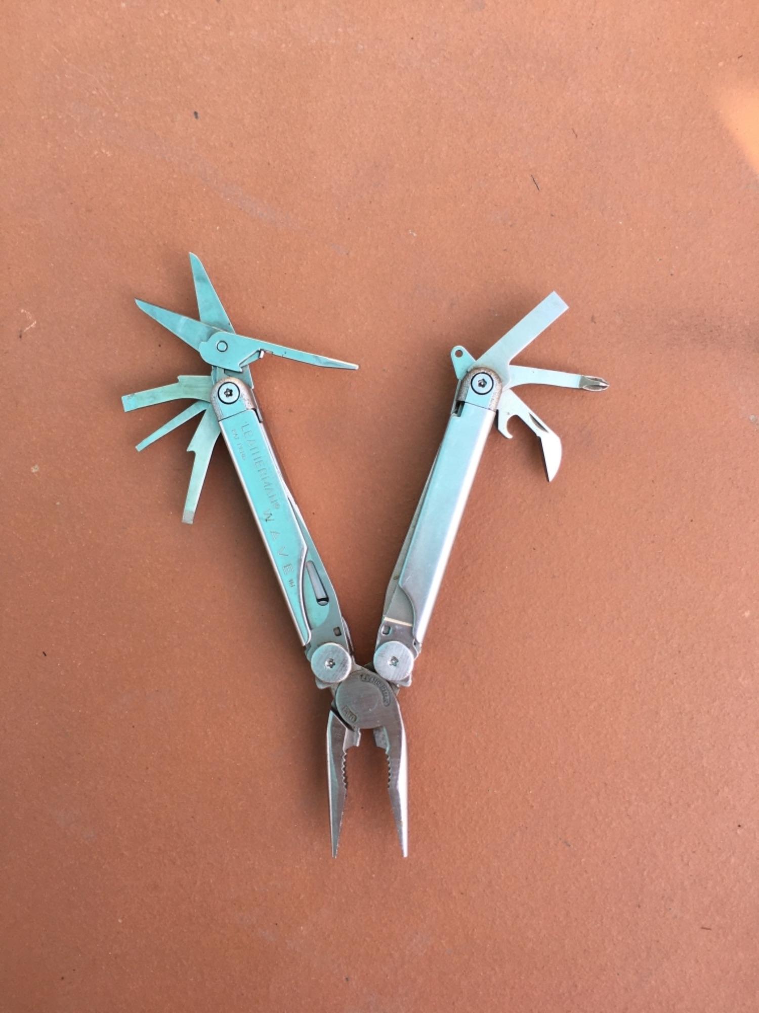 Kìm đa năng leatherman Wave.