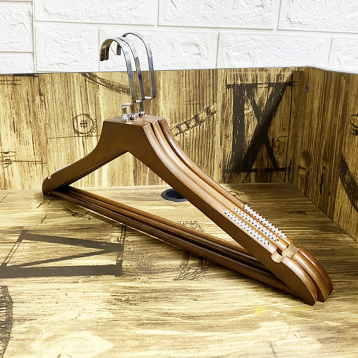 Móc gỗ nâu vai đệm thanh ngang 44,5cm