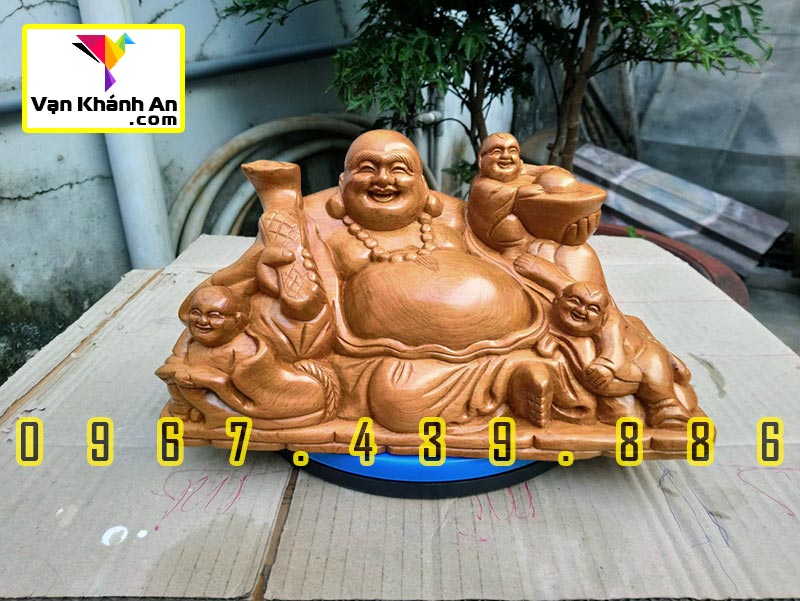 Tượng Phật Di Lặc gỗ bách xanh