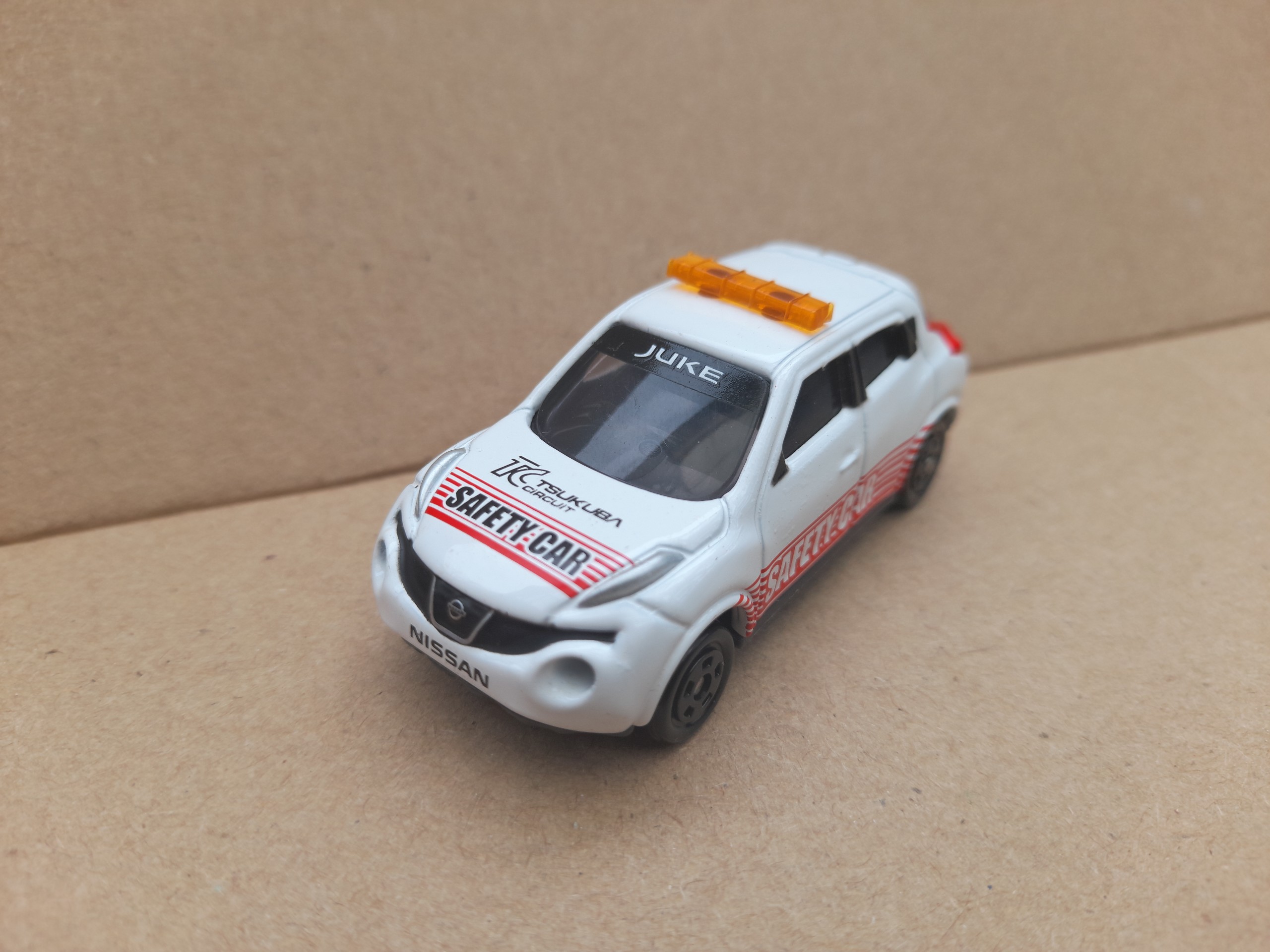 Xe mô hình Tomica - Xe C.sat Nissan Juke phiên bản đặc biệt màu trắng rất đẹp cho bé hay sưu tầm