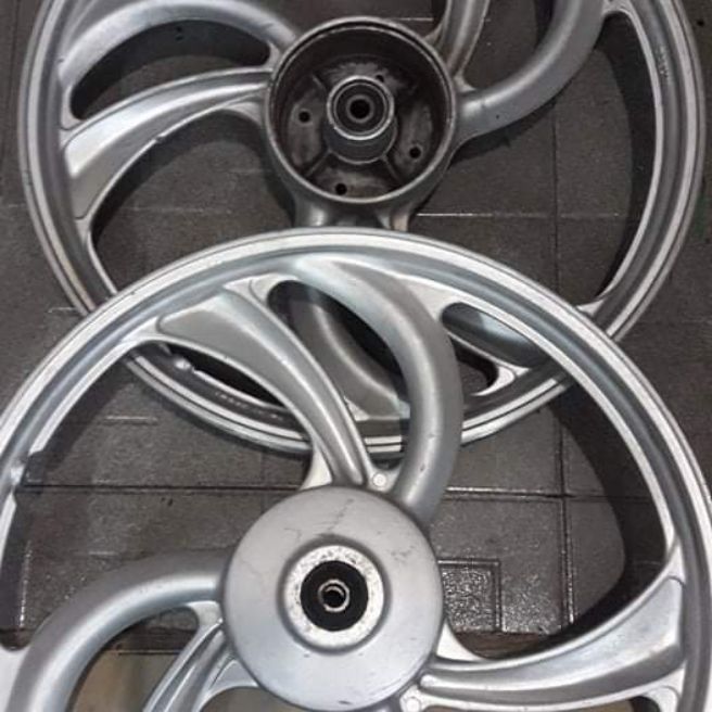 cặp mâm ci ti rin rã xe.nguyên xi.còn sơn rin.có trầy.