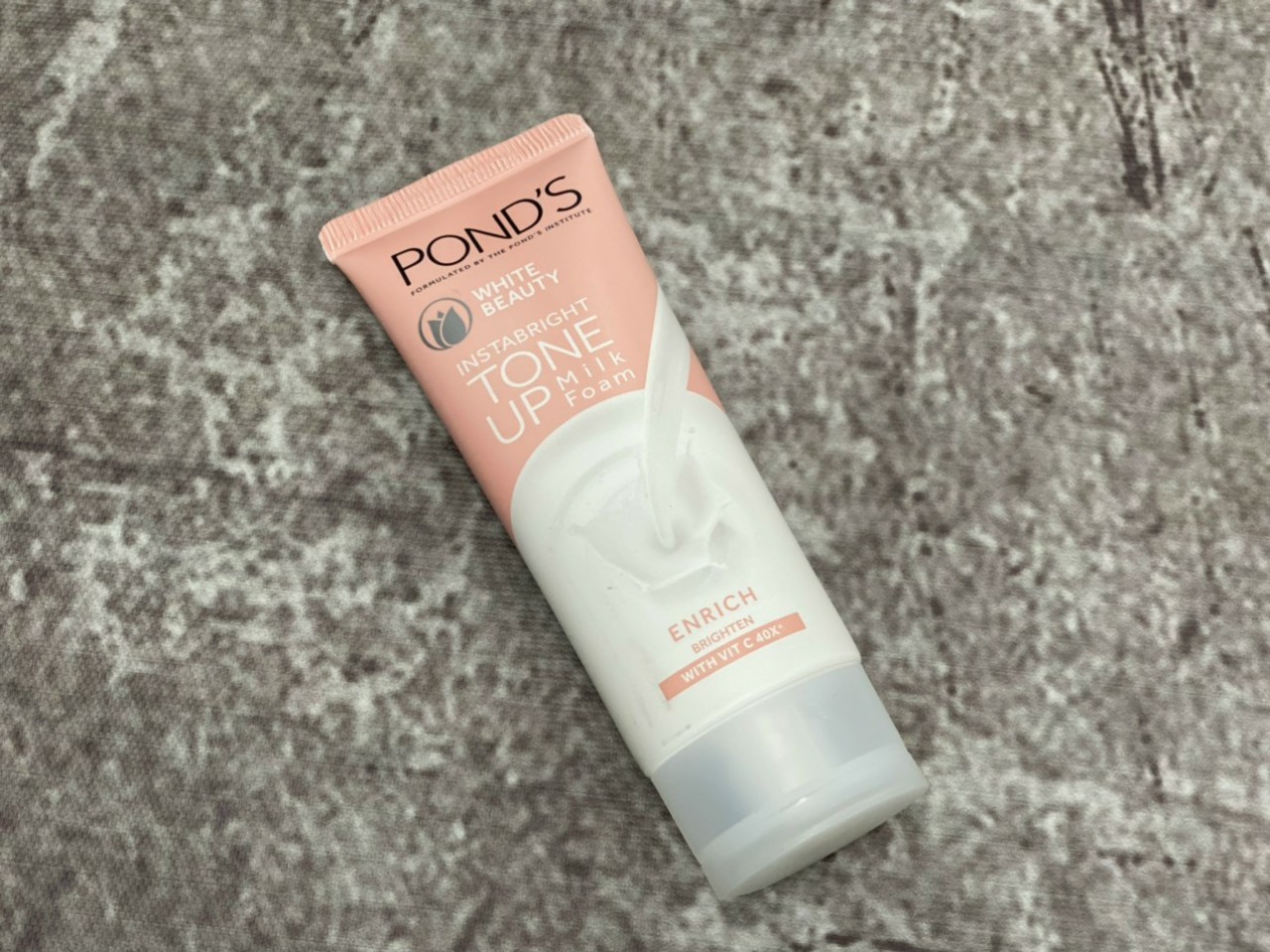 Sữa rửa mặt dưỡng trắng da nâng tone Pond 40g/tuýp