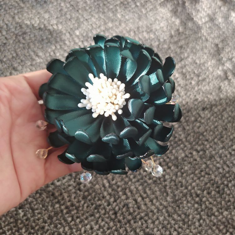 Hoa cúc cài áo màu xanh sang chảnh Canto, hoa cài áo handmade
