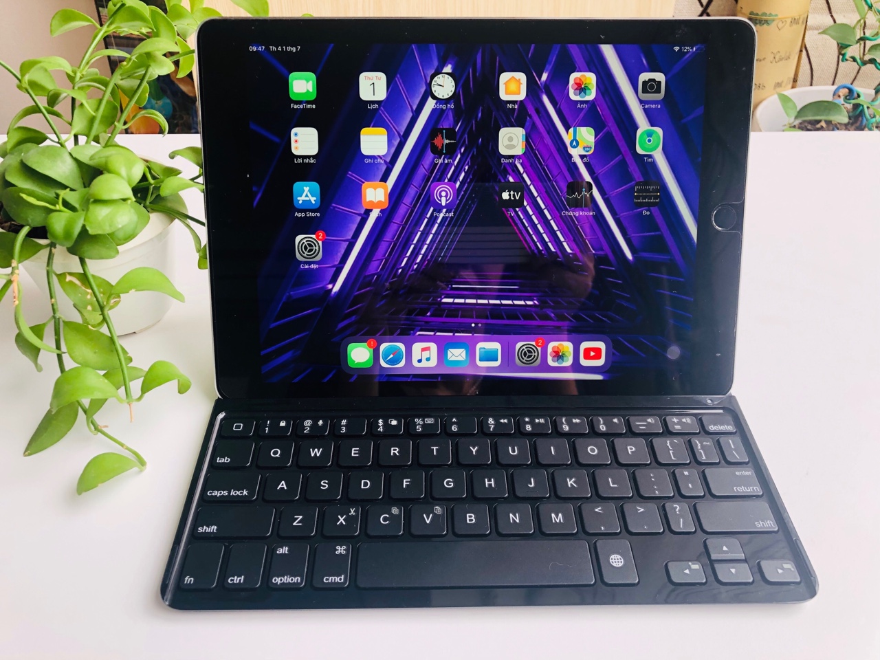 Bàn Phím Bluetooth Cho iPad Gen 6 2018 - iPad Gen 5 2017 - iPad Air 1 - Hiệu Logitech Ultrathin Cover i5 | Mỏng nhẹ và gọn gàng nhất cho iPad - Pin sử dụng 30 ngày với 1 lần sạc khoảng 1,5 giờ (Đen)