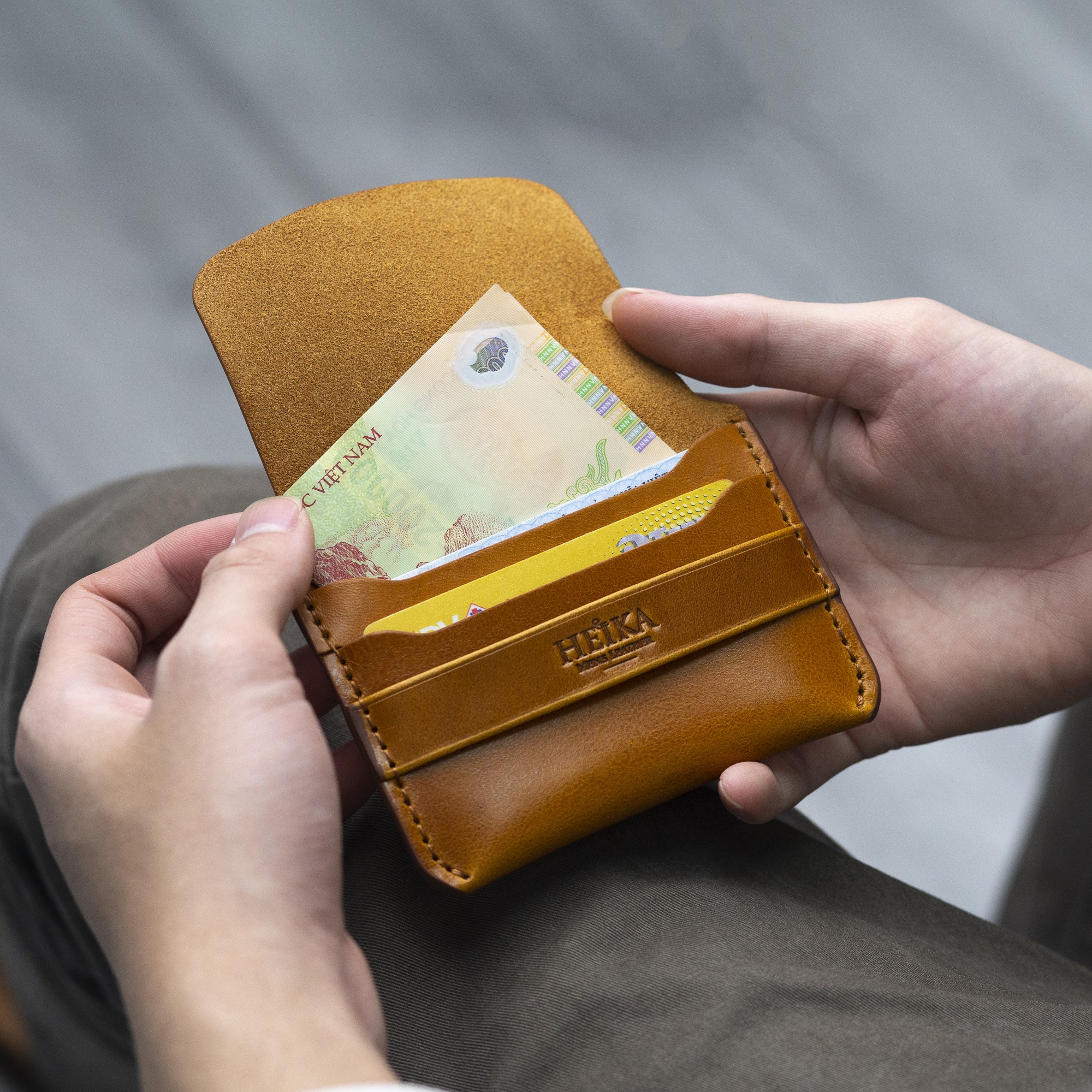 Ví nam đựng thẻ ATM, card Feasty da thật 100%.