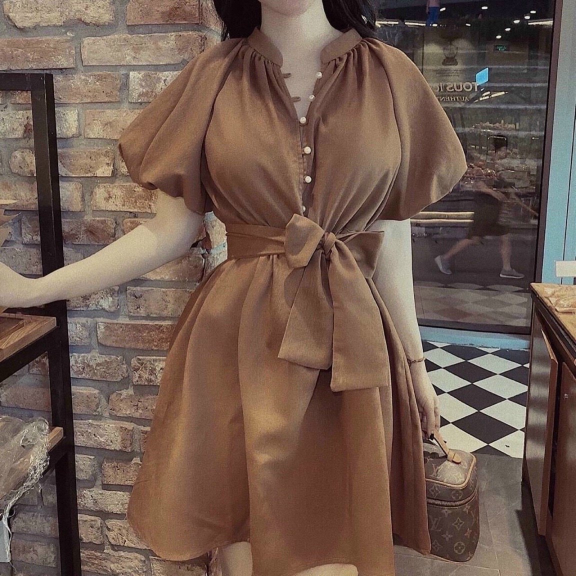 ĐẦM KIỂU THẮT DÂY NƠ Ở EO,CÀI NÚT TAY NGẮN PHỒNG CỰC XINH XẮN, CHẤT VON DÀY MỊN TTSGR