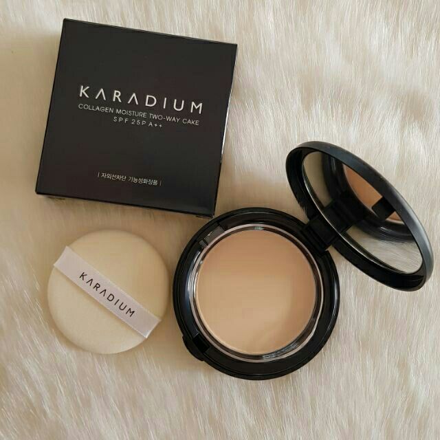 Phấn Phủ Karadium Collagen Moisture Two Way Cake – Lớp Trang Điểm Nhẹ Nhàng Như Tự Nhiên