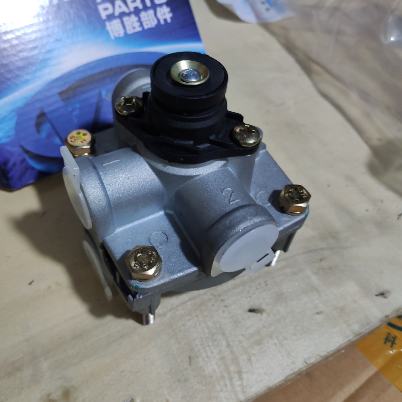 Van chia hơi phanh lốc kê xe tải howo . chia hơi lốc kê xe howo a7, cục chia hơi lốc kê howo 371 / đầu kéo a7 wg9000360524...vie parts