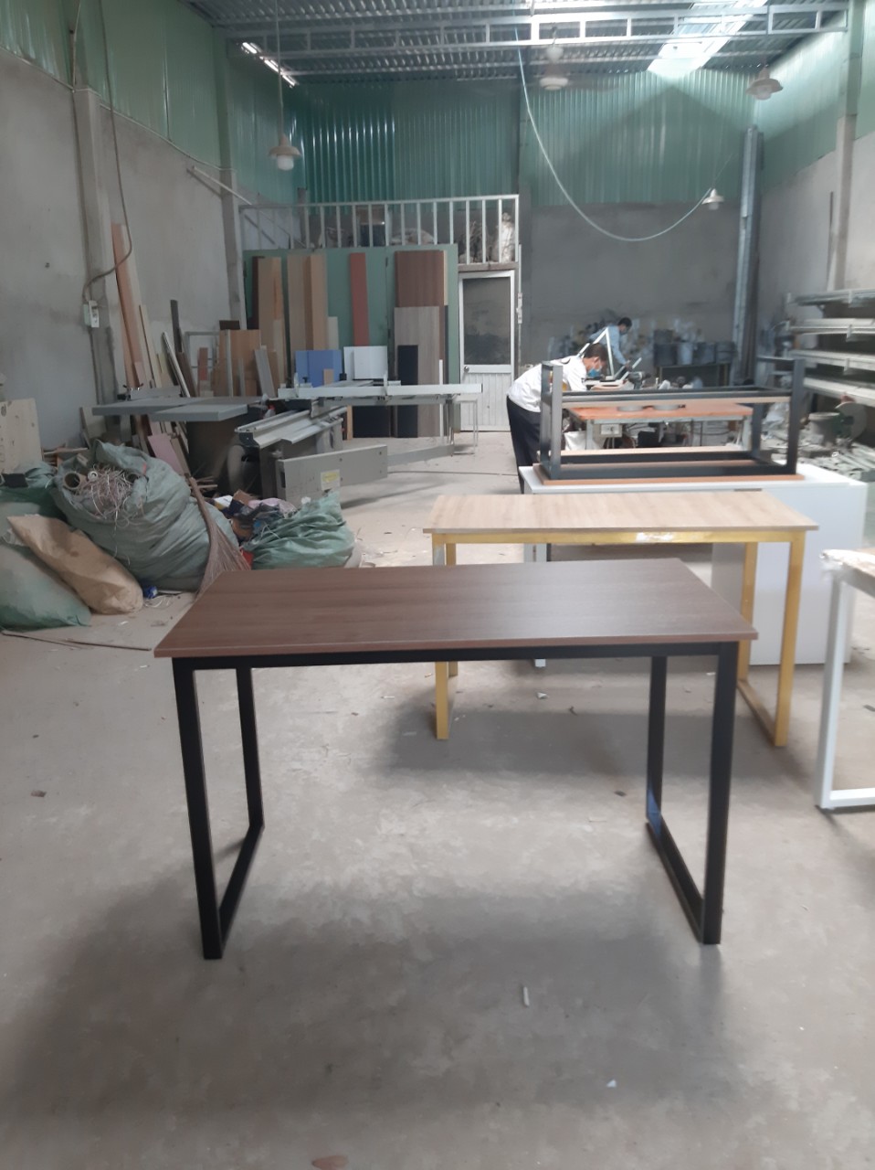 Bàn làm việc chân sắt chữ U dài 1m2 màu nâu