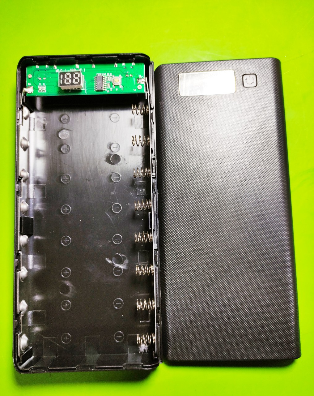 Box sạc dự phòng lắp 8 cell 18650 vỏ nhựa màn lcd màu đen