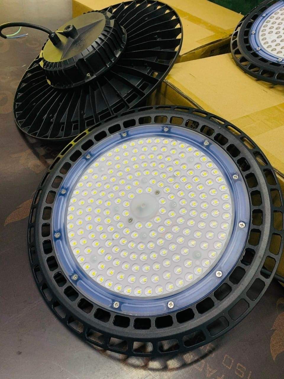 Đèn led pha nhà xưởng,kho bãi cao cấp UFO 100w 150w 200w,đèn treo siêu sáng chống nước