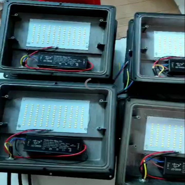 Đèn Pha Led 100W Chống Nước Ip67 - hàng không đẹp như mô tả xin hoàn tiền