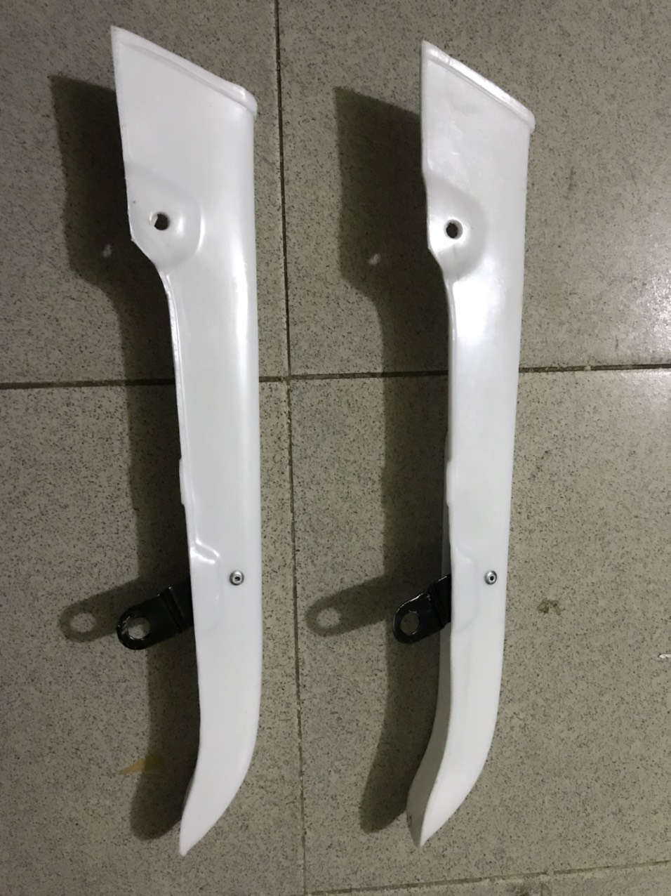 Chê Sên xe ChaLy màu trắng